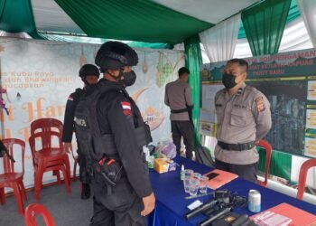 Patroli Satbrimob Polda Kalbar Berikan Edukasi Prokes Kepada Pedagang dan Pengunjung Pasar Tradisional di kota Pontianak.