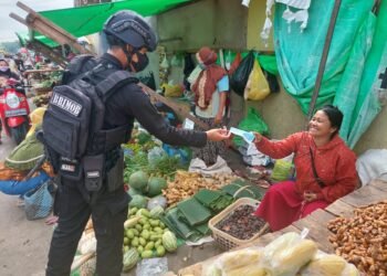 Personel Brimob Polda Kalbar Kembali Berbagi Kepada Masyarakat Yang Kurang Mampu di Kota Pontianak.