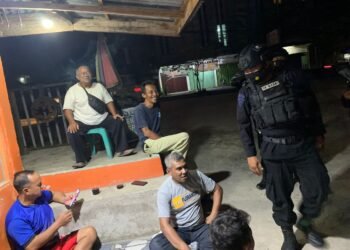 Satbrimob Polda Kalbar Laksanakan Patroli Guna Menjaga Situasi Kamtibmas Wilayah Hukum Polda Kalbar.