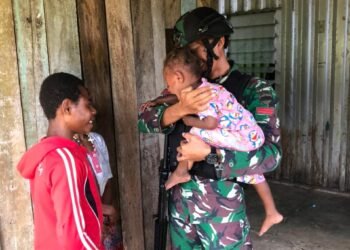 Pupuk Erat Persaudaraan, Satgas Pamtas Yonif 126/KC Komsos Warga di Wilayah Perbatasan.