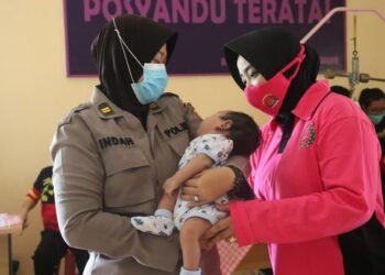 Yayasan Kemala Bhayangkari Satbrimob Polda Kalbar kembali Memberikan Pelayanan Kesehatan Terpadu (Posyandu) Kepada Ibu Hamil Dan Balita.