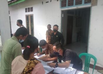 Satbrimob Polda Kalbar Melaksanakan Kegiatan Vaksinasi di Kab Sintang, Demi Memutus Penyebaran Covid-19 di Indonesia.