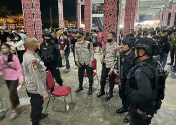 Jaga Stabilitas Kamtibmas Personel Satbrimob Polda Kalbar Kembali Melaksanakan Patroli Dimalam Penutupan Pekan Gawai Dayak (PGD) ke XXXVI.