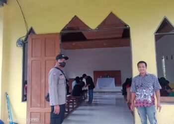 Personel Polsek Terentang Lakukan Pengamanan Ibadah Perayaan Kenaikan Isa Al-masih di Gereja.