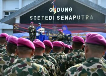 Resimen Altileri 2 Marinir Gelar Farrewel Lepas Komandan Lama dan Sambut Komandan Yang Baru.