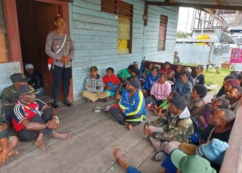 Kamtibmas Presisi Sat Binmas Polres Pegunungan Bintang Sambangi Tokoh Masyarakat Distrik Kiwirok.