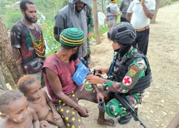 Di Papua, Satgas Pamtas Yonif Raider 142/KJ Lakukan Penyuluhan dan Pemeriksaan Kesehatan Masyarakat.