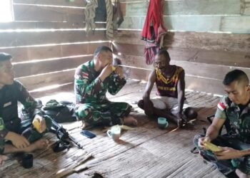 Jaga dan Tingkatkan Silaturahmi, Satgas Pamtas Yonif 126/KC dengan Komsos Bersama Masyarakat Perbatasan.