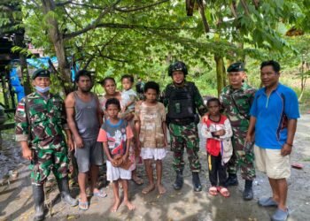 Kurangi beban warga, Satgas Pamtas Yonif Raider 142/KJ Lakukan Sunat Gratis.