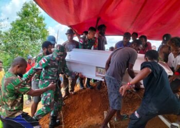Salut, Personel Satgas Yonif 116/KC Bantu Pemakaman Masyarakat Perbatasan.