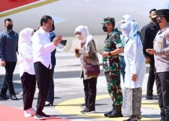 Tiba di Provinsi Jawa Timur, Presiden Jokowi Bagikan Bansos di Pasar Pucang Anom.