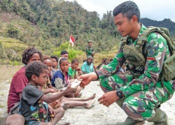 Bentuk nyata Satgas Yonif Mekanis 203/AK Hadir di Tengah Masyarakat Pegunungan Tengah.