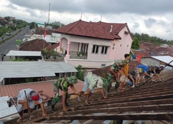 Danramil 1615-01/Selong Kerahkan Personel Gotong Royong Bongkar Atap Masjid Al-Falah.
