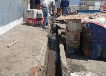 Waga Masyarakat Desa Tanjung Luar Bersama PPI dan Nelayan Beraksi Membersihkan Dermaga dan Selokan.