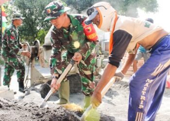 Wujud Kemanunggalan TNI-Rakyat, Koramil Temayang Bojonegoro dan Warga Gotong-Royong Cor Pembangunan Mushola.