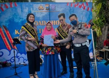 Bidhumas Polda Jatim dan Satlantas Polrestabes Roadshow Kamseltibcar Lantas di Area Car Free Day Taman Bungkul.