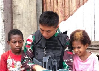 Berinteraksi dengan Anak-Anak Perbatasan Papua, Satgas Yonif 126/KC Bercerita dan Bagi Buku.