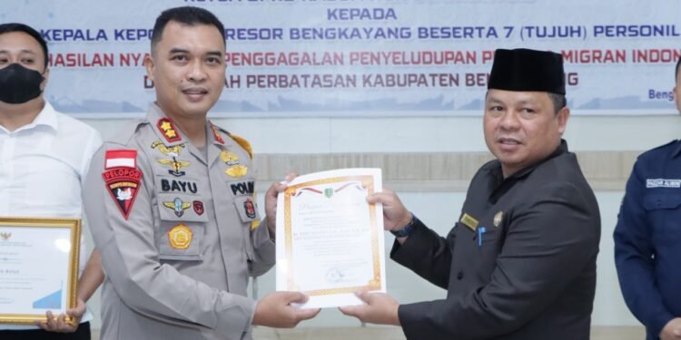 BP2MI dan Ketua DPRD Bengkayang Berikan Penghargaan Kepada Tujuh Personil Polres Bengkayang.