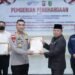 BP2MI dan Ketua DPRD Bengkayang Berikan Penghargaan Kepada Tujuh Personil Polres Bengkayang.