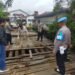 Personil Polsek Sintang Kita, Yang Dipimpin Langsung Kanit Provos IPDA Sopandi Bersama Warga Perbaiki Jembatan.