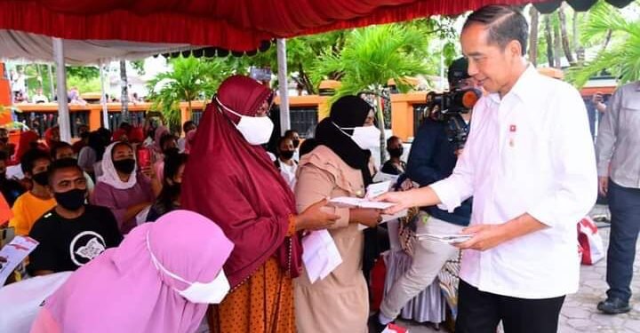 Presiden Jokowi Bagikan Bantuan Sosial di Kabupaten Maluku Tenggara.