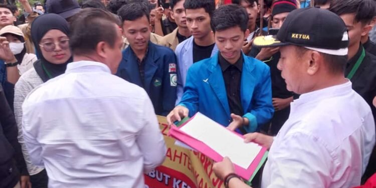 Tolak Kenaikan Harga BBM, Ribuan Masa Tergabung di Gemas Babel Gelar Aksi Unras.