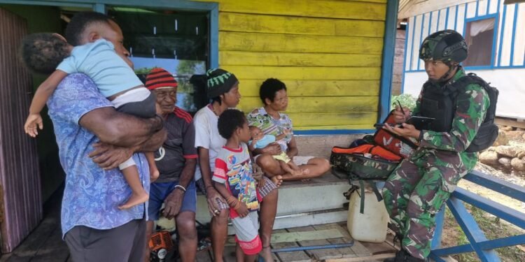 Perkuat Layanan Kesehatan, Satgas Pamtas Yonif Raider 142/KJ Kunjungi Warga.