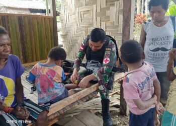 Jaga Tong Pu Kesehatan: Satgas Yonif 126/KC Keliling Kampung Berikan Pelayanan Kesehatan.