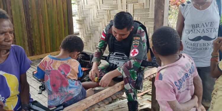 Jaga Tong Pu Kesehatan: Satgas Yonif 126/KC Keliling Kampung Berikan Pelayanan Kesehatan.