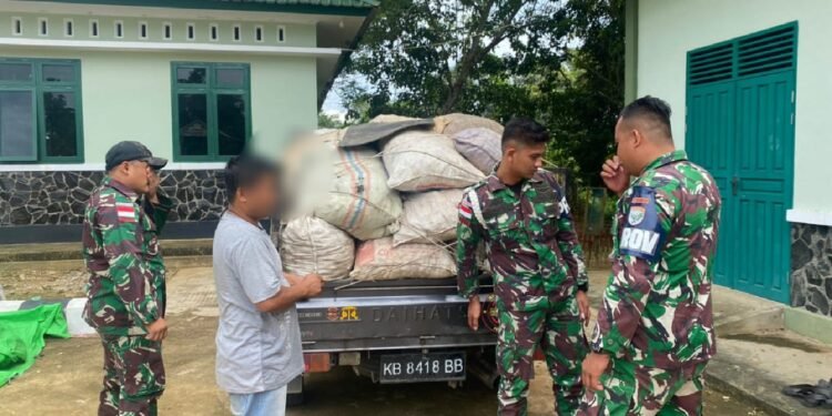 Satgas Pamtas Yonif 645/Gty Amankan 50 Karung Kayu Getah Damar, Tanpa Dokumen Resmi Dalam Sebuah Mobil Pikup.