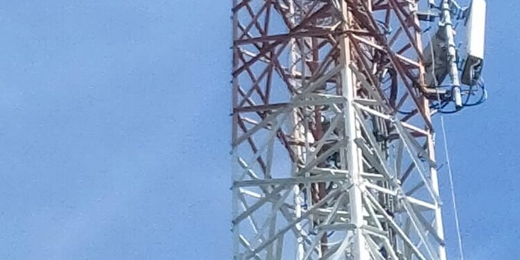 Seorang Pemuda, Nekad Panjat Tower Mencoba Bunuh Diri Karena Masalah Cinta Yang Tidak Direstui.