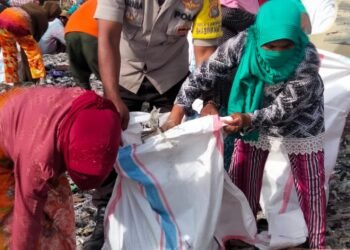 Luar Biasa Warga Bergotong Royong, “Bersih-Bersih Dikawasan Wisata Pantai”.