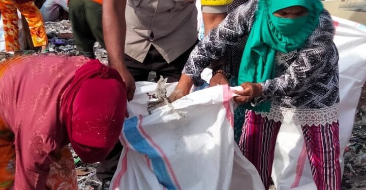 Luar Biasa Warga Bergotong Royong, “Bersih-Bersih Dikawasan Wisata Pantai”.