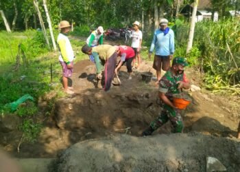 Tingkatkan Budaya Gotong Royong Di Wilayah Binaan, Babinsa Udanawu Gelar Kerja Bakti Bersama.