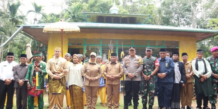 Letkol Inf Daru Cahyo Alam beserta Forkopimda Ziarah ke Makam Opu Daeng Manambon Mempawah.