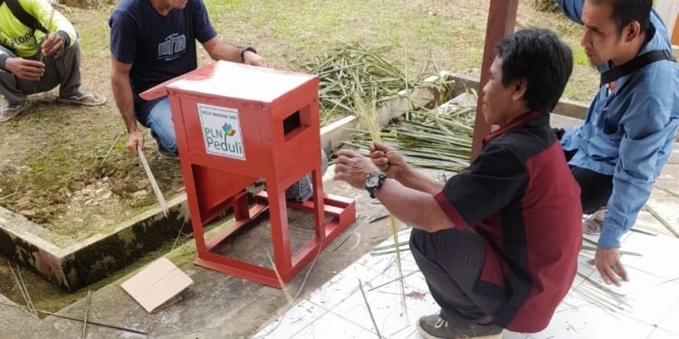 Dorong Kegiatan Ekonomi Mikro di Kecamatan Sekayam Sanggau, PLN Bantu Pengadaan Mesin Produksi.