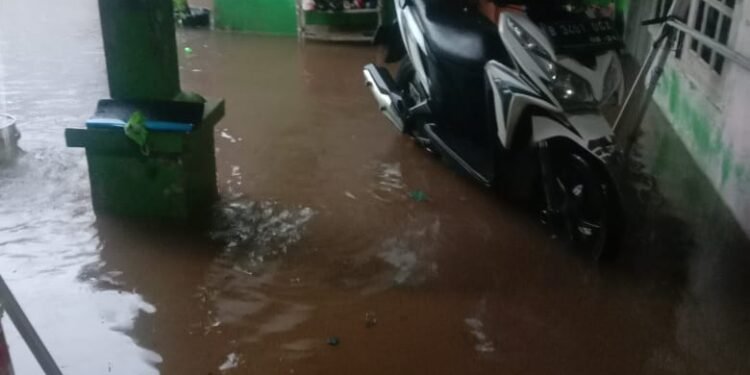 Banjir Kembali Rendam Pemukiman dan Tempat Usaha Warga Kampung Sawah.