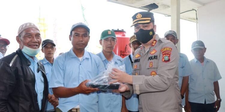 Jum’at Berkah, Wakapolresta Tanjungpinang Berbagi Nasi Kotak di Pelabuhan SBP Tanjungpinang.