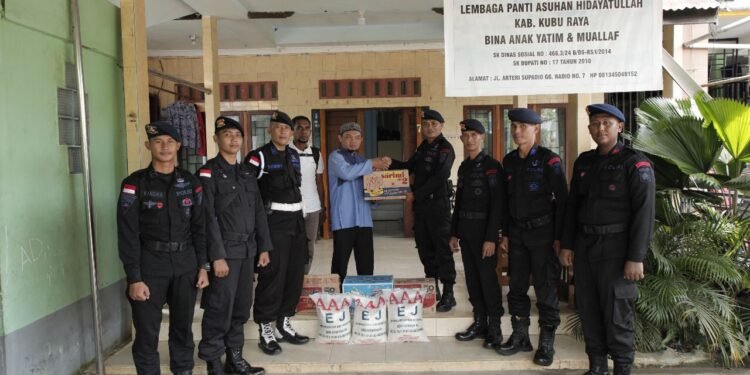 Kegiatan Jum’at Berkah: Satbrimob Polda Kalbar Gelar Baksos di Panti Asuhan Hidayatullah.