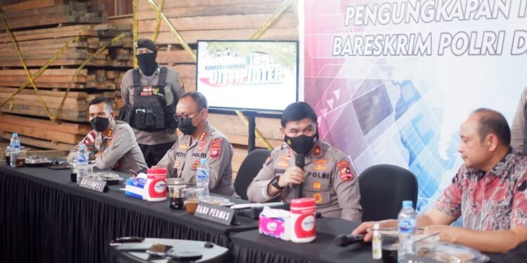Konfrensi Pers: Bareskrim Polri dan Polda Kalbar Berhasil Amankan 100,5436 Meter Kubik Kayu Ilegal Loging Milik CV. Sumber Mandiri Abadi.