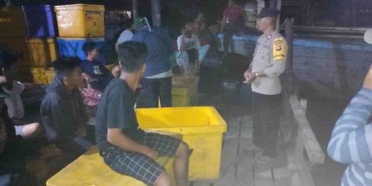 Polsek Batu Ampar Evakuasi KM Harapan Jaya yang Terkena Angin Kencang di Padang Tikar.