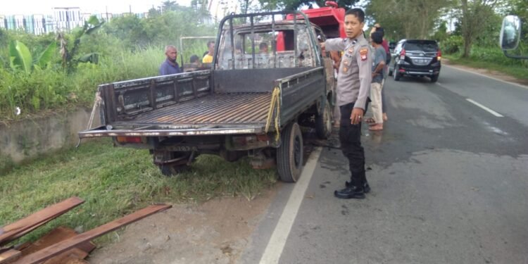 Personil Polsek Ambawang Mendatangi TKP Terbakarnya Sebuah Mobil Pick up di Jl.Trans Kalimantan.