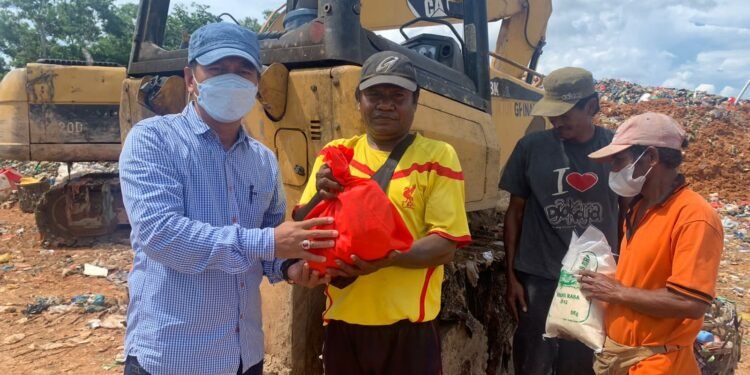 Penyesuaian Harga BBM, Sat Intelkam Polresta Tanjungpinang Salurkan Sembako di TPA.