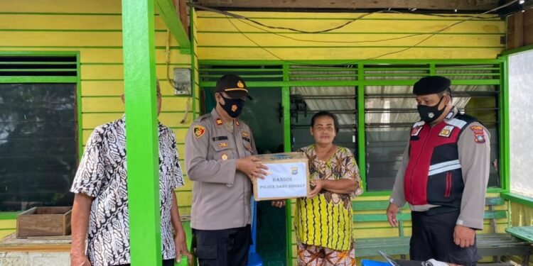 Bantu Masyarakat Kurang Mampu, Polsek Dabo Bagikan Paket Sembako.