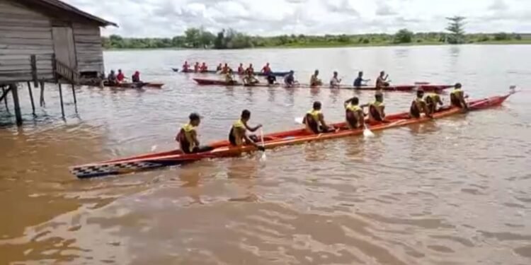 Forum Masyarakat Cerdas Desa Arang Limbung Gelar Perlombaan Sampan Bidar Dalam Rangka Ritual Budaya Robo-Robo.