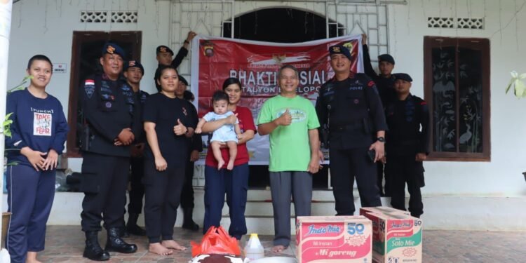 Berbagi Kebahagiaan, Satbrimob Polda Kalbar Gelar Bhakti Sosial Salurkan Bantuan Kepanti Asuhan.