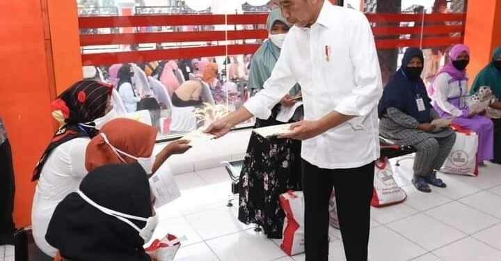 Presiden Jokowi Tinjau Penyaluran Bantuan Pemerintah di Kota Baubau.