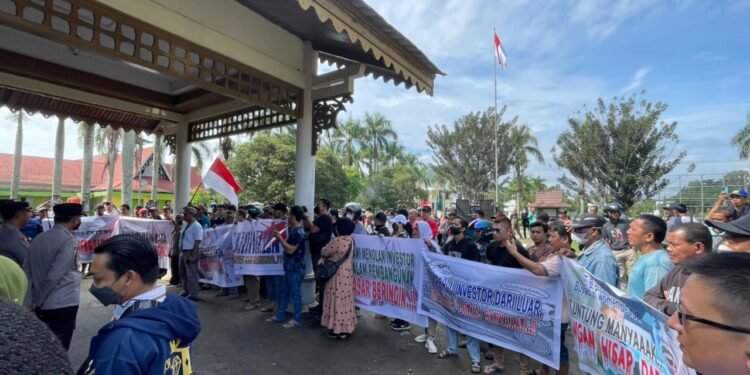 Para Pedagang Pasar Beringin Rela Tidak Berjualan Demi Menyampaikan Aspirasi Ke Kantor DPRD Kota Singkawang.