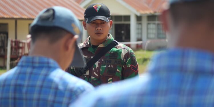 Personel Satgas Pamtas Yonarmed 19/105 Trk Bogani Jadi Pelatih Ketangkasan Baris-Berbaris Siswa SMA 1 Badau di Perbatasan.