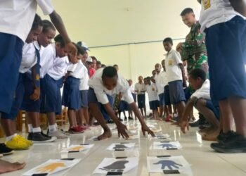 Serunya Permainan Satgas Pamtas Yonif Raider 142/KJ Bersama Siswa SMPN 1 Kelila Papua.